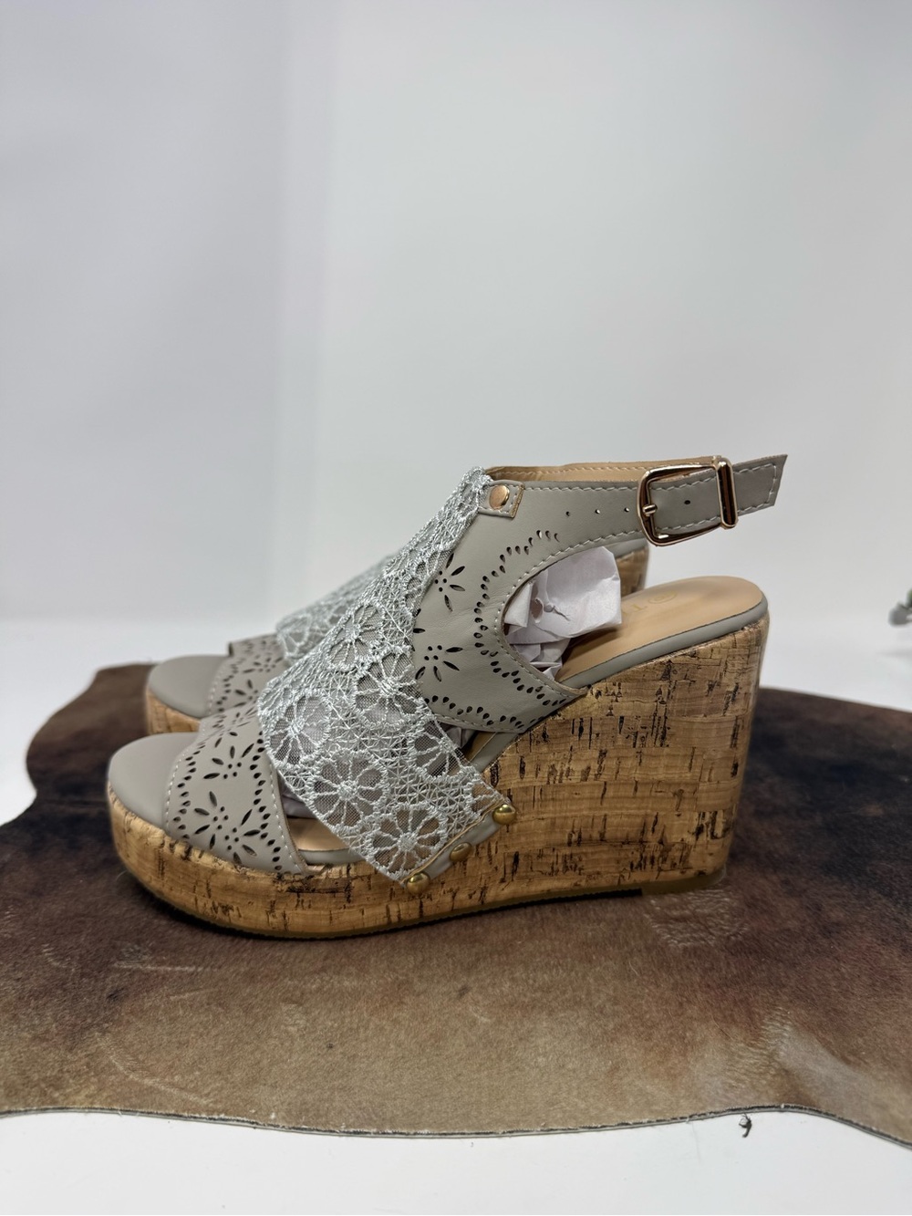 NWT Lace-Accented Cork Wedge Sandals in Light Gray Sz 8 (PKUBIH)